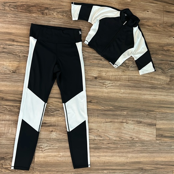 Good American Pants - GOOD AMERICAN PERFORMANCE tracksuit. Black & white crop jacket w leggings